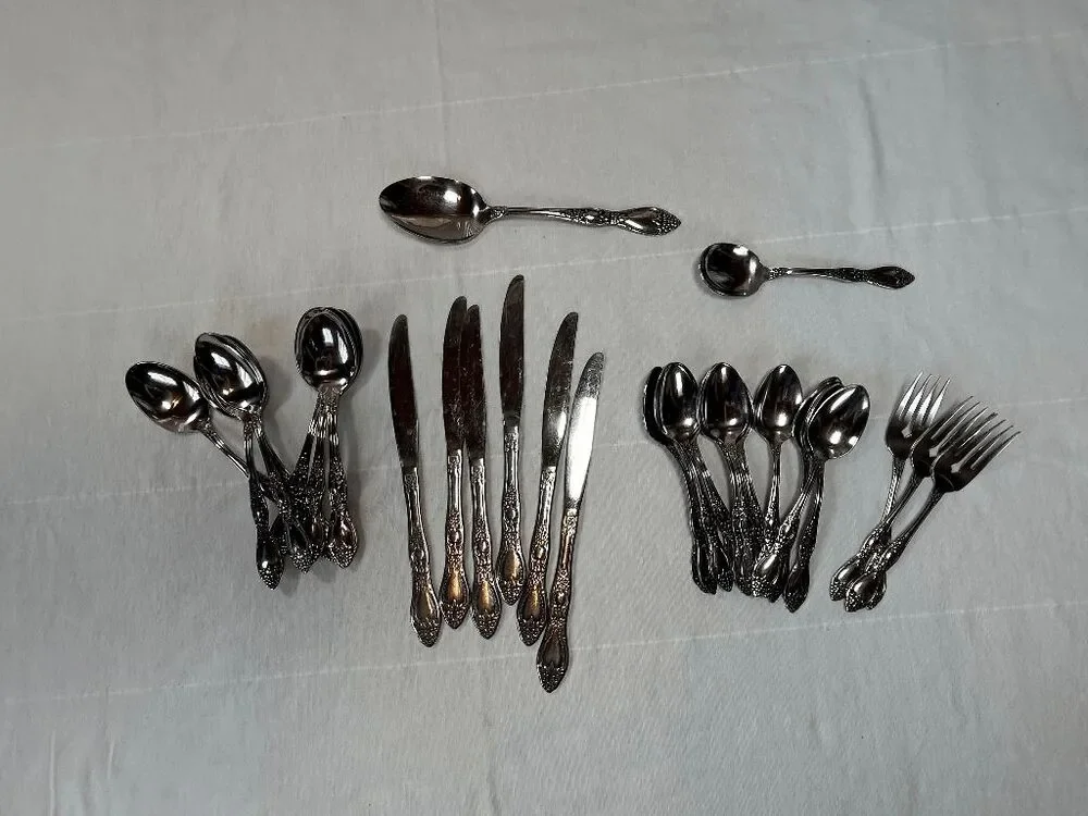 Vgt. Oneida Kennett Square Stainless Steel Silverware 30 Piece Set (Incomplete)